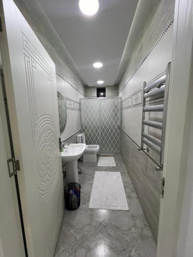 Zağulba BağlarıMy_willa_Buzovna的一间带水槽和卫生间的小浴室