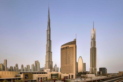迪拜Kempinski Central Avenue Dubai的享有城市天际线的美景,拥有两座高楼