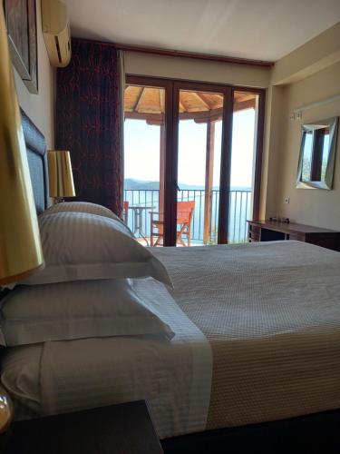 斯基亚索斯镇Poseidon villa m ammos的一间带大床的卧室和一个阳台