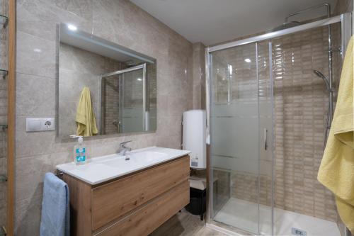 贝纳尔马德纳"Suite" Habitacion extra Large con baño privado en Benalmadena的一间带水槽和淋浴的浴室