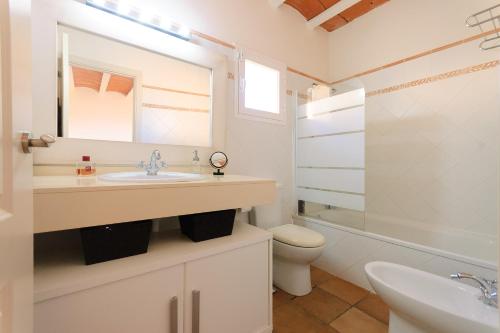 滨海托萨LETS HOLIDAYS Luxury house in cala llevado 2的一间带水槽、卫生间和镜子的浴室