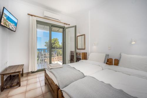 阿吉亚玛丽娜123索雷尔一室公寓的一间卧室设有两张床和一个美景窗户。