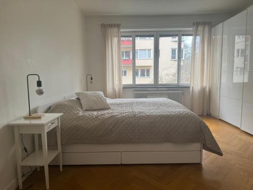 斯德哥尔摩Nyrenoverat i centrala Stockholm的白色的卧室设有床和窗户