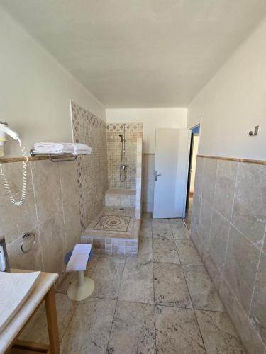 格拉斯勒斯香气酒店的带淋浴和卫生间的大型浴室