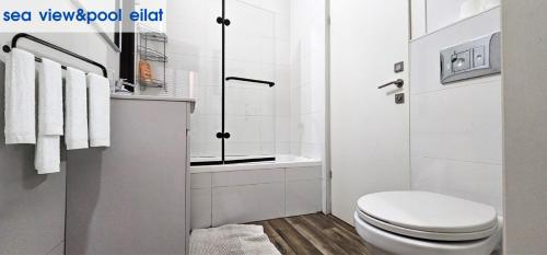 埃拉特sea view & pool eilat的白色的浴室设有卫生间和淋浴。