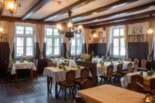 布尔格Hotel Bleske im Spreewald的用餐室设有桌椅和窗户。