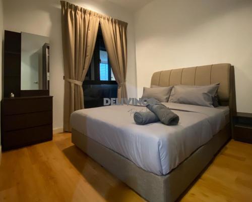 莎阿南Comfy 2 bedroom for 6 pax, 3mins walk to Kamalinda的一间卧室配有一张带镜子的床和窗户