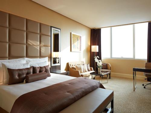 科威特科威特千禧酒店&会议中心的酒店客房设有一张大床和一张书桌。