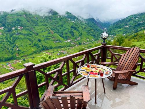 ArdeşenRizeHayatburdabungalov的俯瞰山谷的阳台配有桌椅