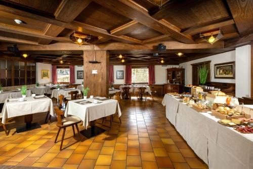 瓦尔迪登特罗Hotel Cardo的一间带桌椅的餐厅以及一间自助餐