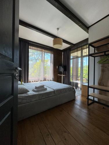 亚列姆切Girske Povitria 2的一间卧室设有一张床和一个大窗户