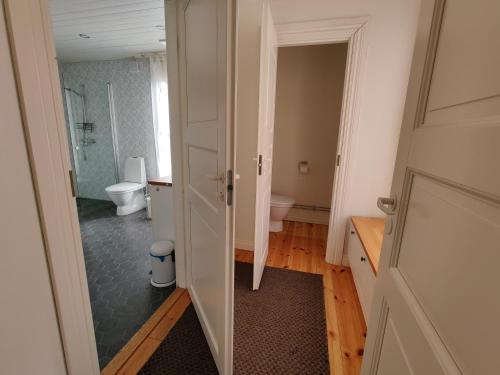 瓦萨Dream Cottage in Center - AinaBnb - Residence Kappsäcken的一间空浴室,内设卫生间和走廊