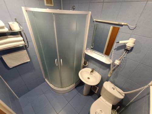 尤尔巴尔卡斯viešbutis Jurbarkas的带淋浴、卫生间和盥洗盆的浴室