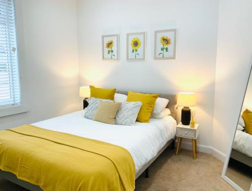 普雷斯蒂克Harling House的一间卧室配有一张带黄色床单的大床