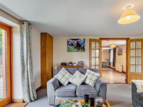 查姆利2 bed property in Chulmleigh Devon 75273的客厅配有沙发和桌子