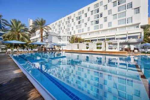 恩波其克Noga by Isrotel Collection - The Renewed Ganim Hotel的酒店前方的大型游泳池