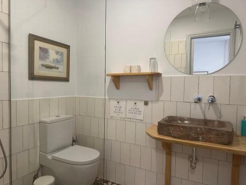 萨阿拉德洛斯阿图内斯Casapuerta El Refugio的一间带卫生间、水槽和镜子的浴室