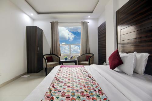 新德里Hotel Devrana Delhi的一间设有大床和窗户的酒店客房