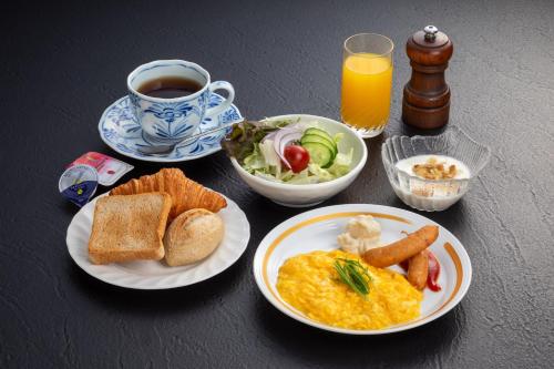 奈良奈良华盛顿广场酒店的餐桌,早餐盘和咖啡盘