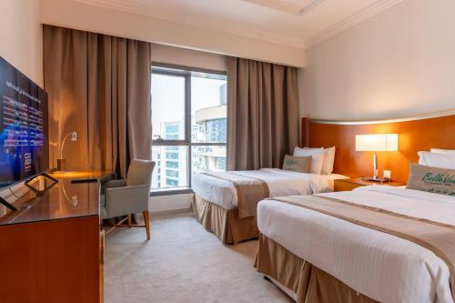 迪拜迪拜豪景园公寓式酒店的酒店客房设有两张床和电视。