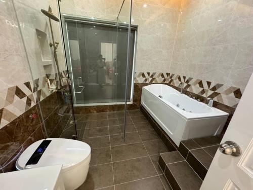 Xóm VàngVilla for rent in Tra Vinh City的浴室配有卫生间、淋浴和盥洗盆。