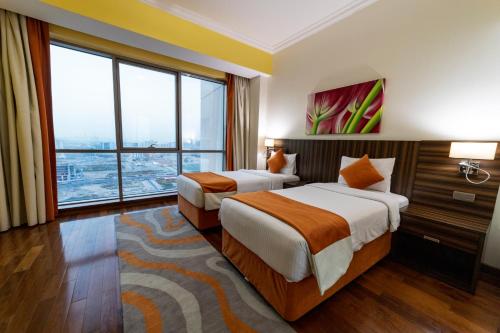 迪拜迪拜兰德阿拜德斯公寓酒店的酒店客房设有两张床和大窗户。