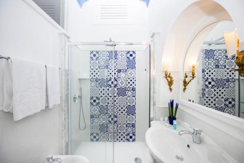 波西塔诺弗拉维奥焦亚别墅酒店的带淋浴和盥洗盆的白色浴室