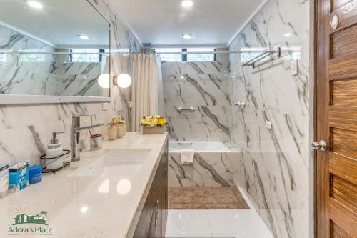 科隆Adora's Place - Sleeps 16的一间带两个盥洗盆和淋浴的浴室
