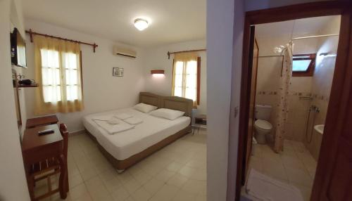 博德鲁姆古籁酒店的一间带床的小卧室和一间浴室
