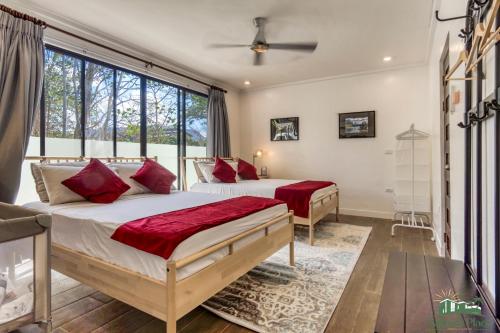 科隆Adora's Place - Sleeps 16的一间卧室设有两张床和大窗户