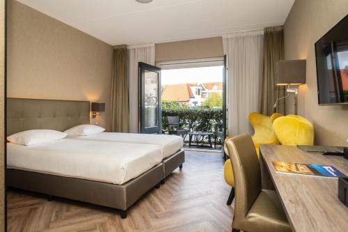 登堡林德博姆酒店的酒店客房设有一张床和一个阳台。