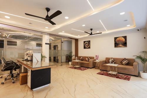 哈里瓦Arjun - A boutique hotel的带沙发和桌子的大客厅