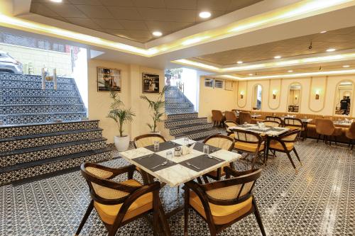 哈里瓦Arjun - A boutique hotel的一间带桌椅的用餐室和楼梯