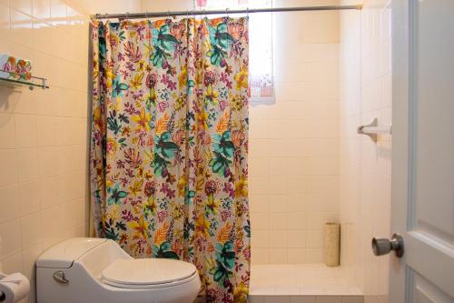 圣詹姆斯Best E Villas Prospect St James的带淋浴帘和卫生间的浴室