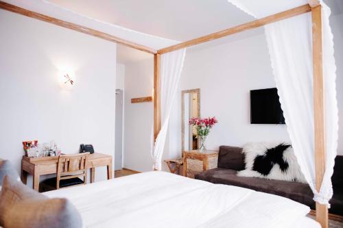雷克雅未克艾加古斯米登酒店的一间卧室配有一张床和一张沙发