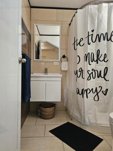 马亚圭斯Nala's Studio的浴室设有淋浴帘,上面写着