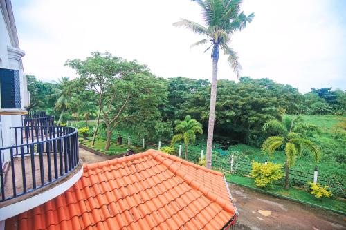 DankotuwaTharidu Hotel Dankotuwa的棕榈树房子的橙色屋顶