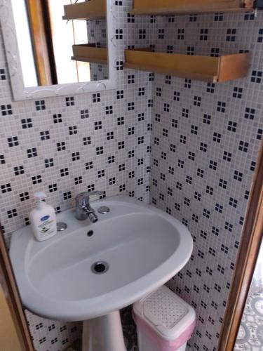 萨维勒特里appartamenti del pescatore的浴室设有白色水槽,铺有黑白瓷砖。