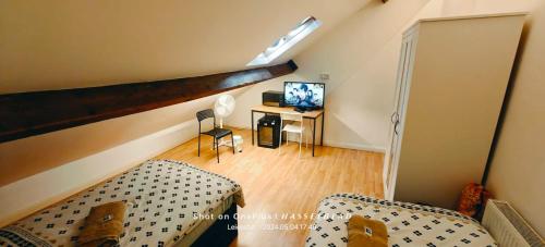 莱斯特St Lucia lodge Leicester long stays available的客厅配有沙发和书桌及电视