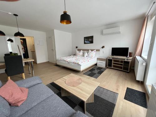阿尔夫Ferienwohnungen und Appartements - Haus Budinger的客厅配有床和沙发