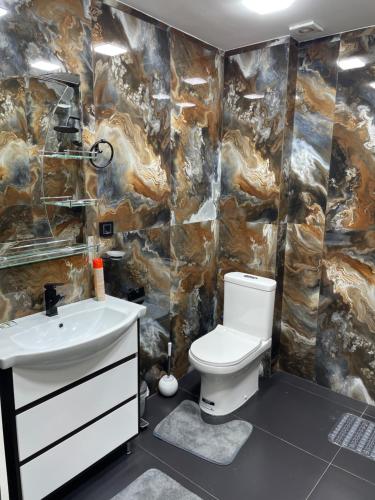 VanadzorDream Home的浴室配有白色卫生间和盥洗盆。