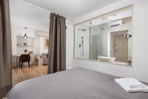 里耶卡Apartment Wow的一间卧室配有一张床,浴室设有水槽