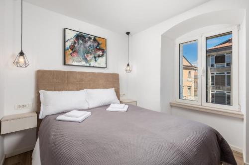 里耶卡Apartment Wow的一间卧室设有一张大床和一个窗户。