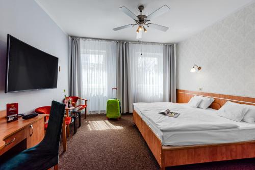 凯尔采布里斯托尔酒店 的配有一张床和一台平面电视的酒店客房