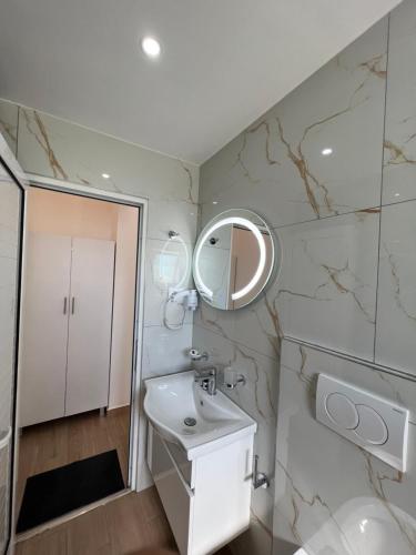卡萨米尔Vila Melina的一间带水槽和镜子的浴室