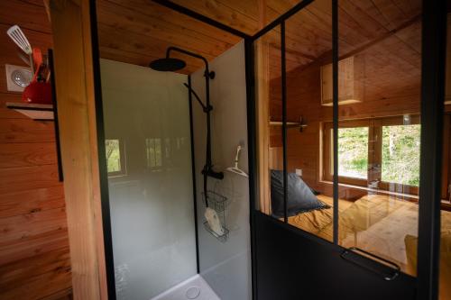 CampbonFerme de Pitoué的小屋内玻璃门的卧室