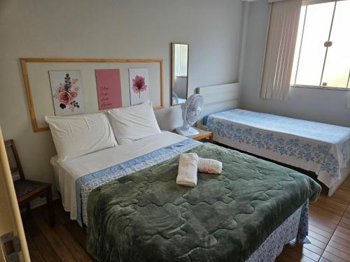 圣特雷莎casa/apartamento centro Santa Teresa-ES的一间卧室配有两张床,床上配有毛巾