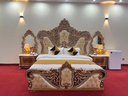 巴哈瓦尔布尔Niagara Falls Bahawalpur的一间卧室配有华丽的床和2个床头柜