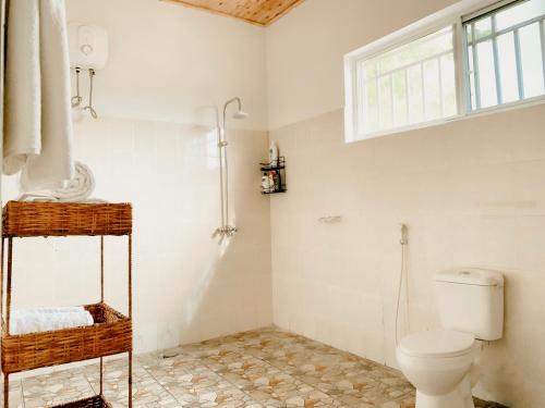 达累斯萨拉姆Perfect Beach House In Kigamboni的一间带卫生间和窗户的浴室