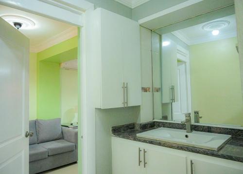 圣佩德罗-德马科里斯Suite in San Pedro De Macoris的一间带水槽和镜子的浴室
